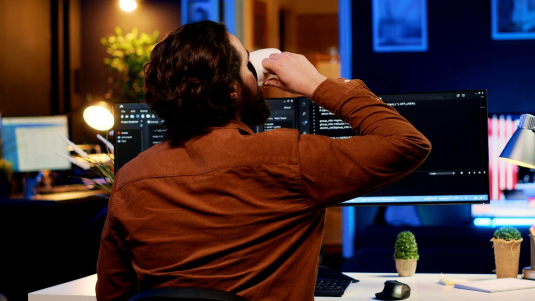 Arbeitsbereich mit digitalen Lernmaterialien und Technologie